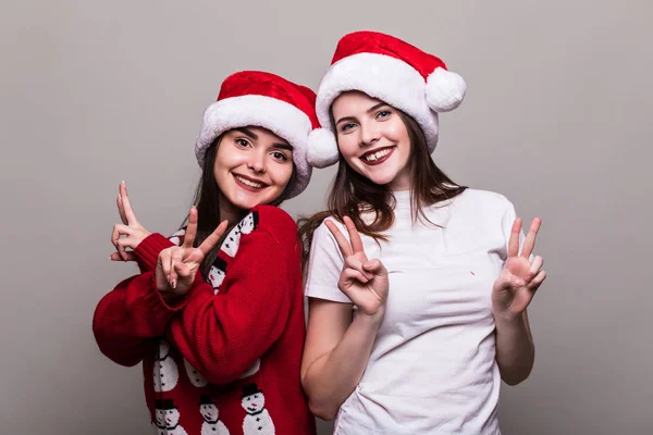 Due ragazze adolescenti in cappello di Babbo Natale — Foto Stock