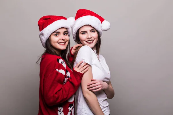 Duas adolescentes meninas em santa chapéu — Fotografia de Stock