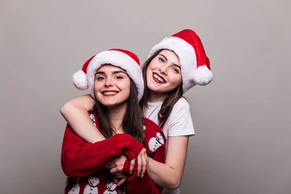 サンタの帽子で 2 つの teenegers の女の子 — ストック写真