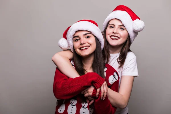 Due ragazze adolescenti in cappello di Babbo Natale — Foto Stock