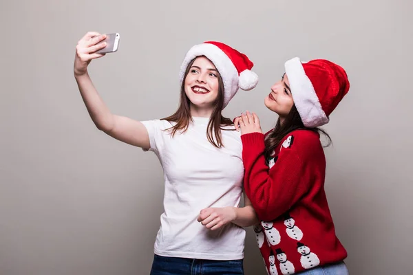 サンタの帽子で 2 つの teenegers の女の子 — ストック写真