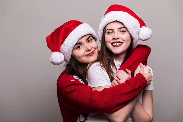 Två teenegers flickor i santa hatt — Stockfoto