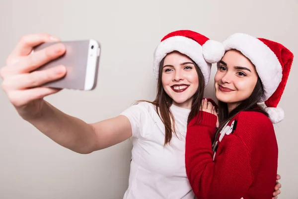 Две девочки-подростки в шляпе Санты — стоковое фото