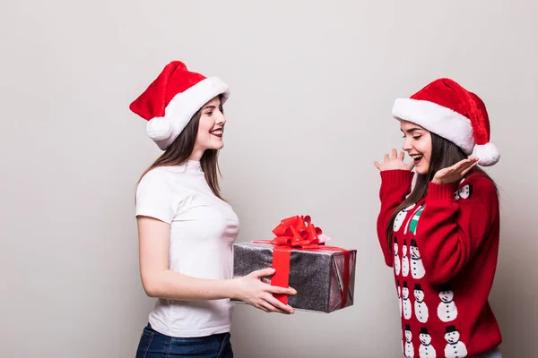 Due ragazze adolescenti in cappello di Babbo Natale — Foto Stock