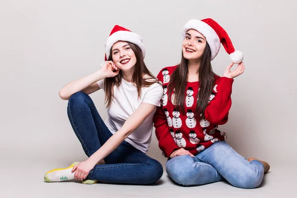 Dvě teenegers dívky v santa hat — Stock fotografie