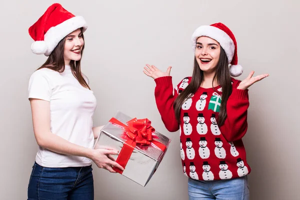 Two teenegers girls in santa hat — Stock Photo, Image