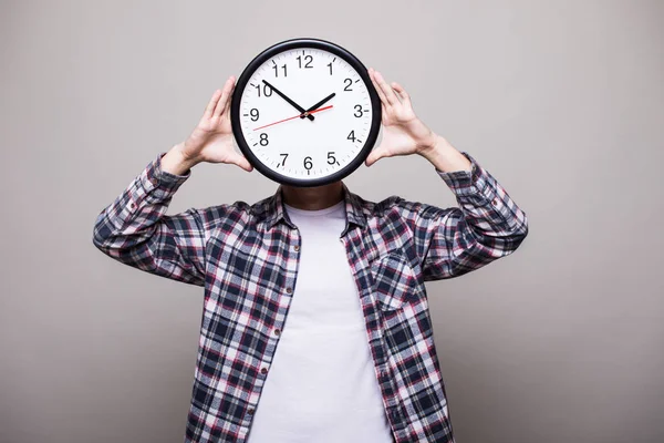 Uomo con orologio sopra la testa — Foto Stock