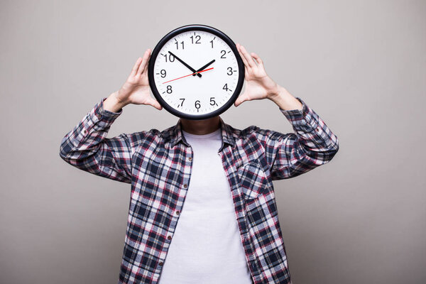 Человек с часами над головой
