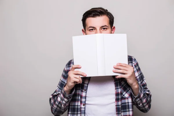Fiatal férfi öltöny feltartotta a könyv és a hüvelykujj találat felett fehér háttér — Stock Fotó