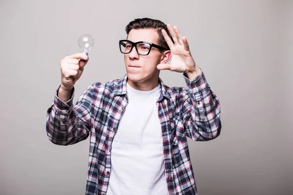 Fiatal ember kis izzó gazdaság szemüveg — Stock Fotó