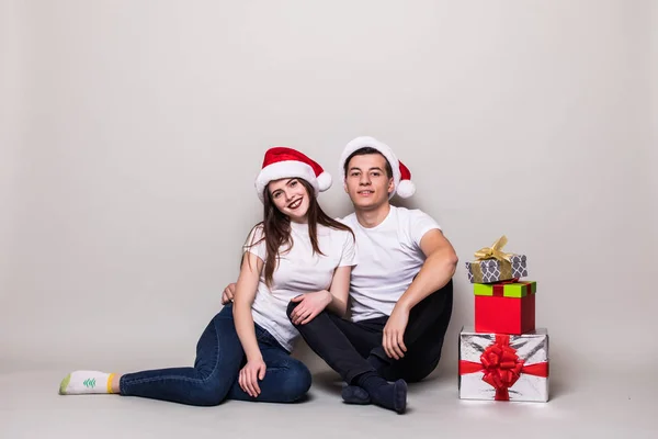 Счастливая пара на Рождество — стоковое фото
