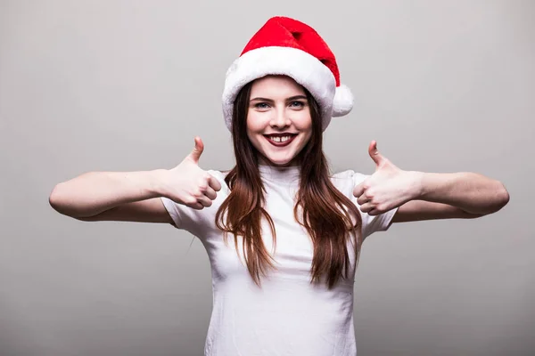 Vrouwelijke model dragen kerstmuts met okey gebaar — Stockfoto