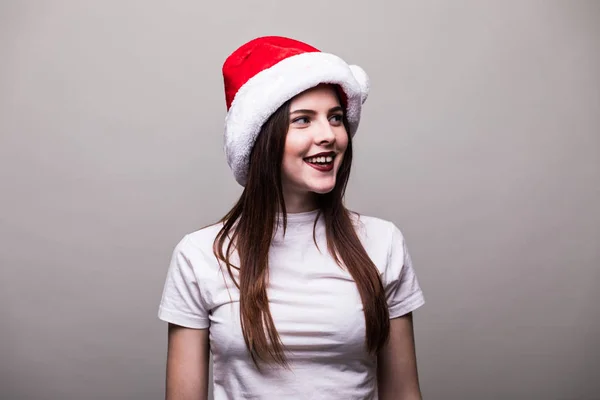 Kvinnlig modell bära santa hatt leende — Stockfoto