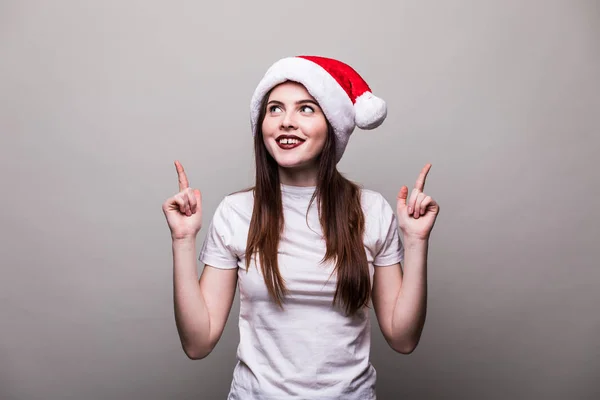 Modello femminile indossare cappello Babbo Natale appuntito — Foto Stock
