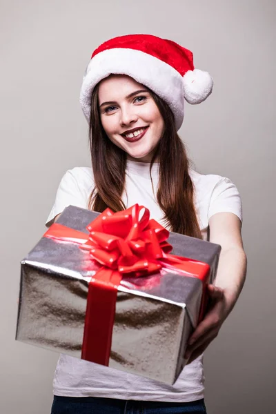 Mulher de Natal com caixa de presente . — Fotografia de Stock