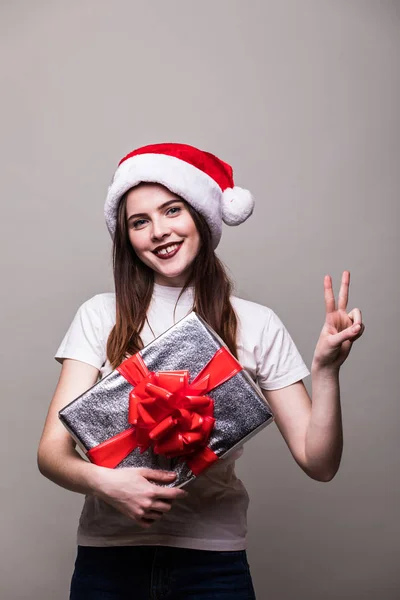 Mulher de Natal com caixa de presente . — Fotografia de Stock