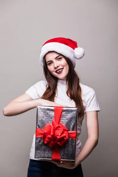 Mulher de Natal com caixa de presente . — Fotografia de Stock