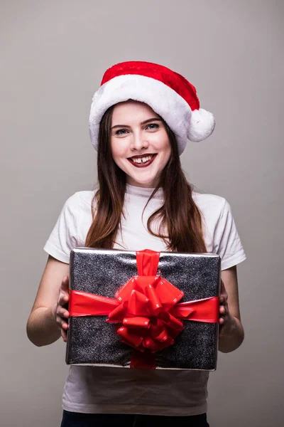 Femme de Noël avec boîte cadeau . — Photo