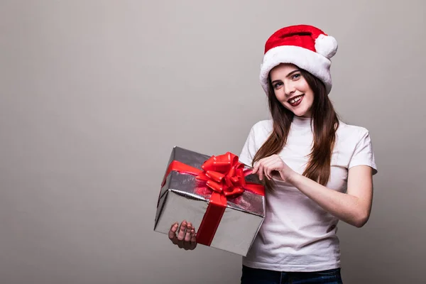 Рождественская женщина с подарочной коробкой . — стоковое фото