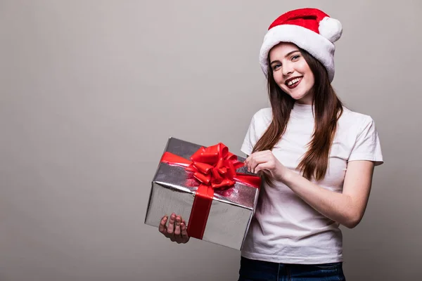 Kerstmis vrouw met doos van de gift. — Stockfoto