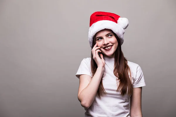 Dívka s vánoční čepice volání na telefon. — Stock fotografie