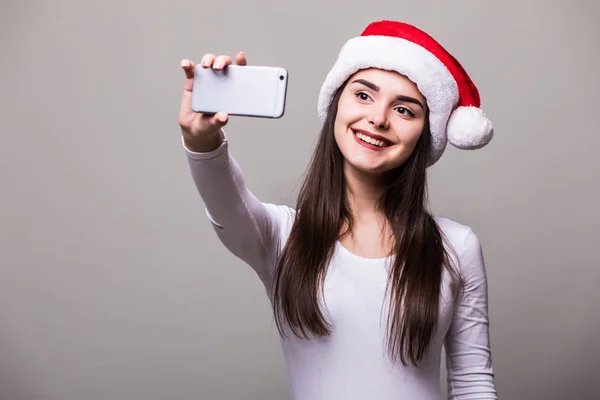 Vrouwelijke meisje model dragen santa hat nemen selfie op telefoon — Stockfoto