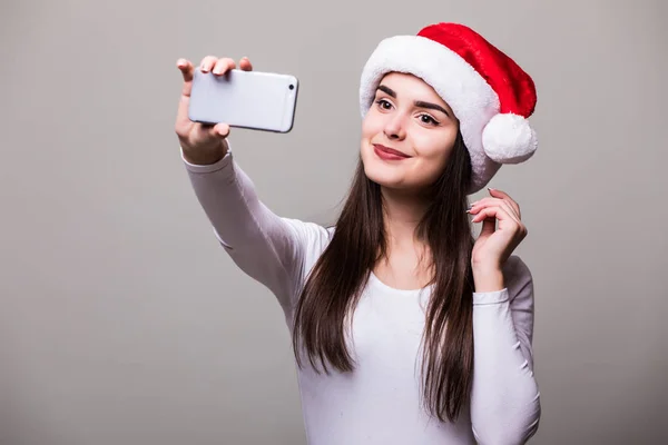 Kız modeli giymek santa şapka almak selfie telefonu — Stok fotoğraf