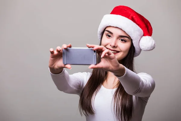 Vrouwelijke meisje model dragen santa hat nemen selfie op telefoon — Stockfoto