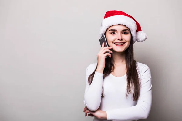 Feminino menina modelo desgaste santa chapéu falar no telefone — Fotografia de Stock