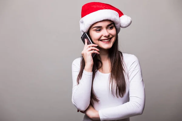 Žena girl model nosí santa hat mluvit na telefonu — Stock fotografie