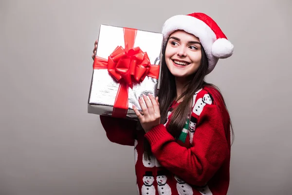Mujer con cajas de regalo. Hermosa morena chica usando en suéter y sombrero de Santa aislado . — Foto de Stock