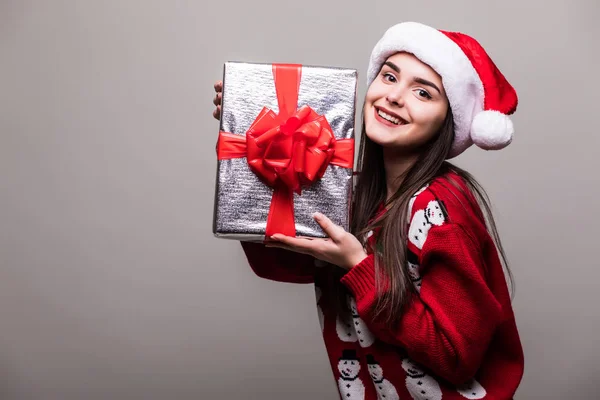 Hediye kutuları olan kadın. Güzel esmer kız kazak ve Noel Baba şapkası giyiyor izole. — Stok fotoğraf