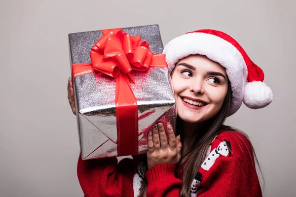 Hediye kutuları olan kadın. Güzel esmer kız kazak ve Noel Baba şapkası giyiyor izole. — Stok fotoğraf
