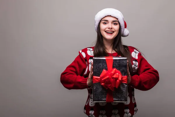 Женщина с подарочными коробками. Девочка с брюнеткой в свитере и Санта-Клаусе . — стоковое фото