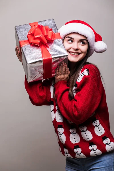 Hediye kutuları olan kadın. Güzel esmer kız kazak ve Noel Baba şapkası giyiyor izole. — Stok fotoğraf