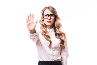 Dur işareti üzerinde beyaz backgroung ile gözlük ile iş kız