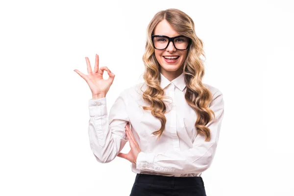 Chica de negocios con gafas con signo okey en el fondo blanco —  Fotos de Stock