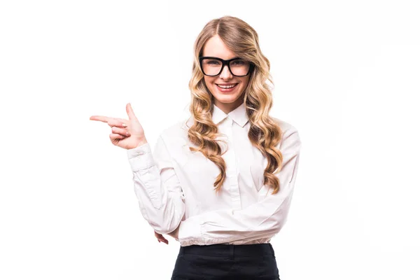 Zakelijke meisje met bril met okey witte backgroung aanmelden — Stockfoto