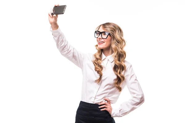 Gözlük kızla iş almak selfie telefondan üzerinde beyaz backgroung — Stok fotoğraf