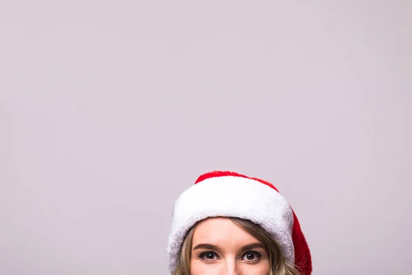 Niñas ojos en Navidad Santa sombrero aislado sobre fondo blanco — Foto de Stock