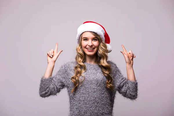 Mutlu Noel Noel Baba şapkası izole kız beyaz zemin üzerine kadar işaret etti — Stok fotoğraf
