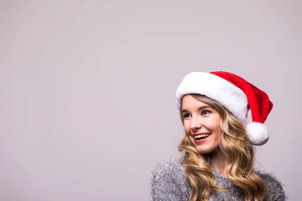 Жінка в Різдво Санта hat ізольовані на білому тлі — стокове фото