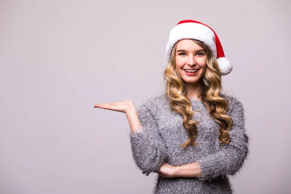 Noel Noel Baba şapkası beyaz arka plan üzerinde izole kadın — Stok fotoğraf