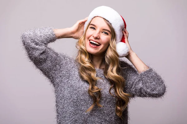 Noel Noel Baba şapkası beyaz arka plan üzerinde izole kadın — Stok fotoğraf