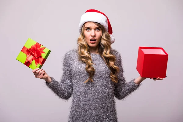 Donna in cappello Babbo Natale regalo aperto — Foto Stock