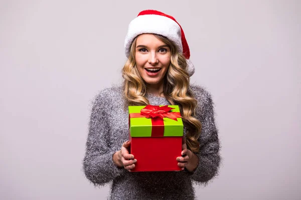 Mulher em Santa chapéu com grande presente de Natal — Fotografia de Stock