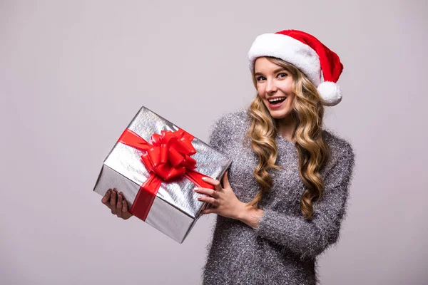 Vrouw in kerstmuts met een grote gift van Kerstmis — Stockfoto