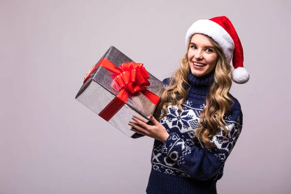 Vrouw in kerstmuts met een grote gift van Kerstmis — Stockfoto