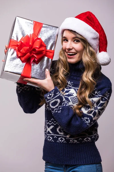 Büyük Noel hediye ile Noel Baba şapkalı kadın — Stok fotoğraf