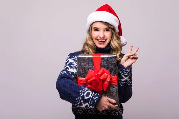Lycklig kvinna i Christmas Santa hat — Stockfoto